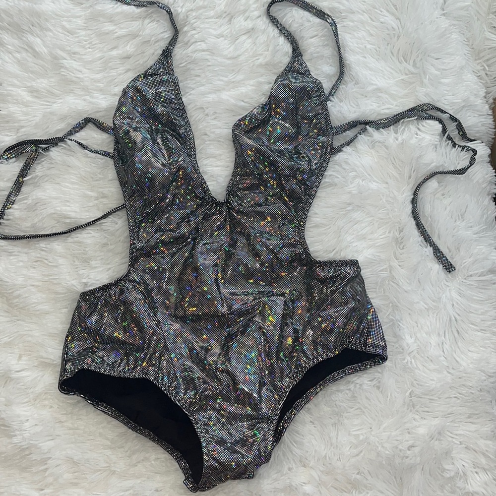 Iheartraves butt scrunched romper silver/halo size XL
